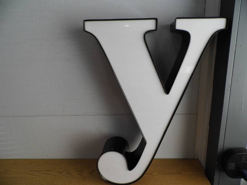 lot 84 image: LED Letter y