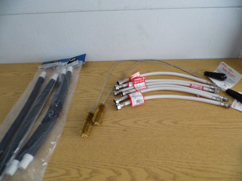 lot 89 image: Faucet Hoses - Aquarium Hoses - Tube Brushes