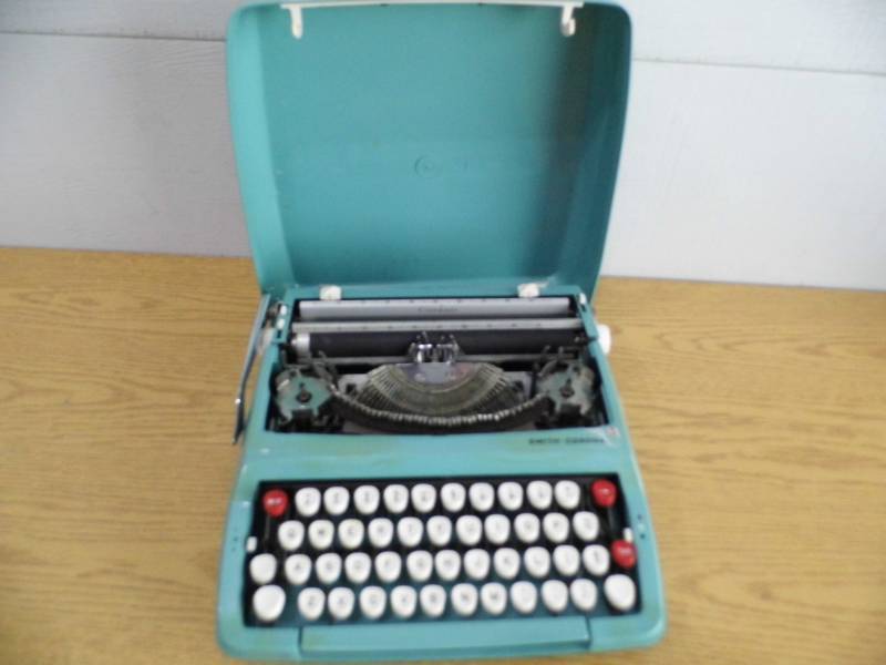 lot 103 image: Smith Cornona Typewriter