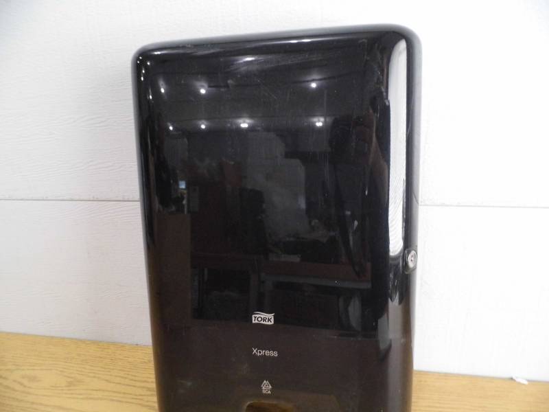 lot 131 image: York Tissue Dispensser