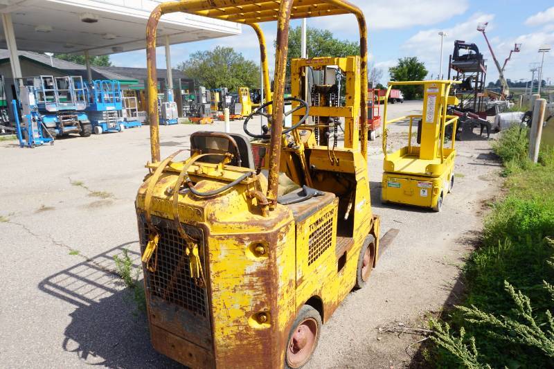 lot 17 image: Tow Motor Model 422SG2524 Propane Powered Fork Lift