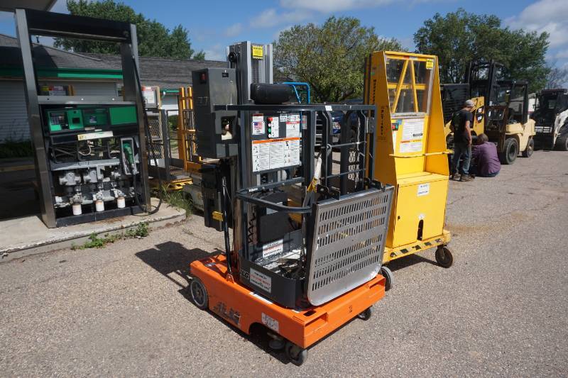 lot 13 image: 2007 JLG Model 12SP ElectricHydraulic Man Lift