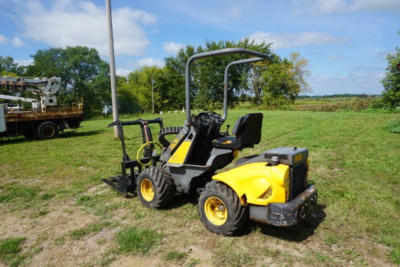 lot 1 image: 2007 Multi Trac Model XT1400 Articulating Loader