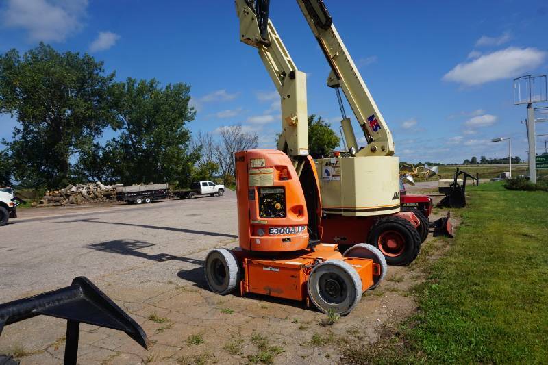 lot 6 image: JLG E300 AJP Electric Boom Lift
