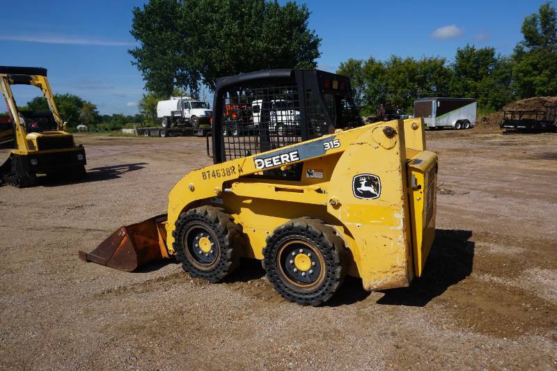 lot 3 image: 2011 John Deere Model 315 Skid Loader Skid Steer