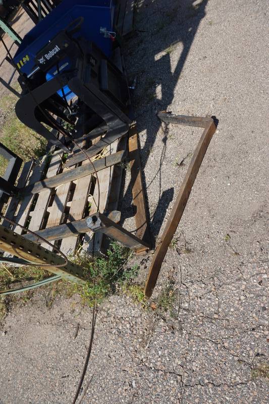 lot 28 image: Universal Mount Bobcat Skid Loader Skid Steer Pallet Fork Attachment