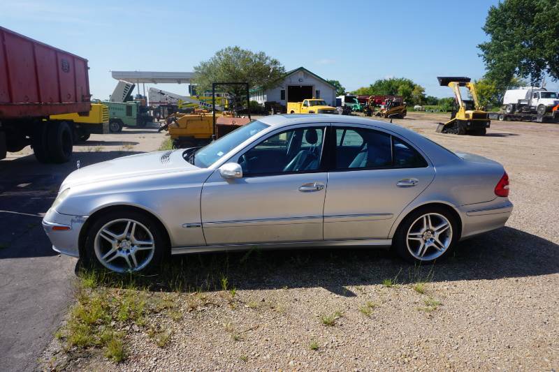 lot 7 image: 2004 Mercedes Benz E500 4 Door Sport Sedan