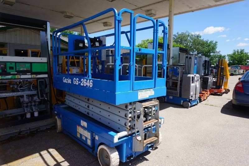 lot 12 image: 2001 Genie Model GS2646 Electric Scissors Lift