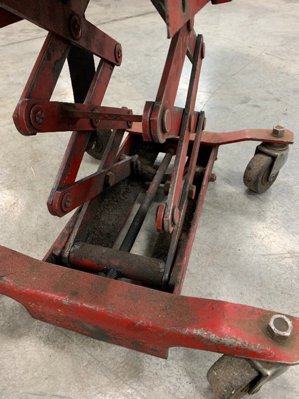 lot 17 image: MULTI PURPOSE SISSOR JACK