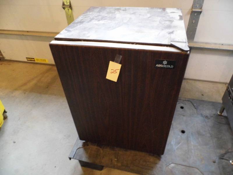 lot 25 image: Mini Fridge