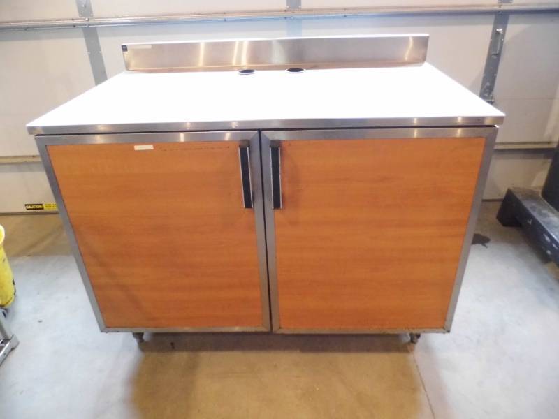 lot 41 image: Beverage Cabinet