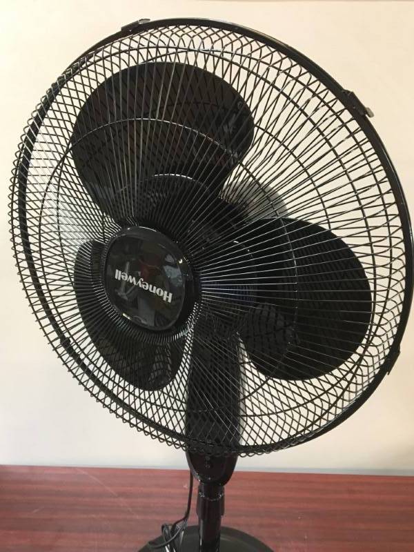 lot 102 image: Honeywell Quietset Standing Fan