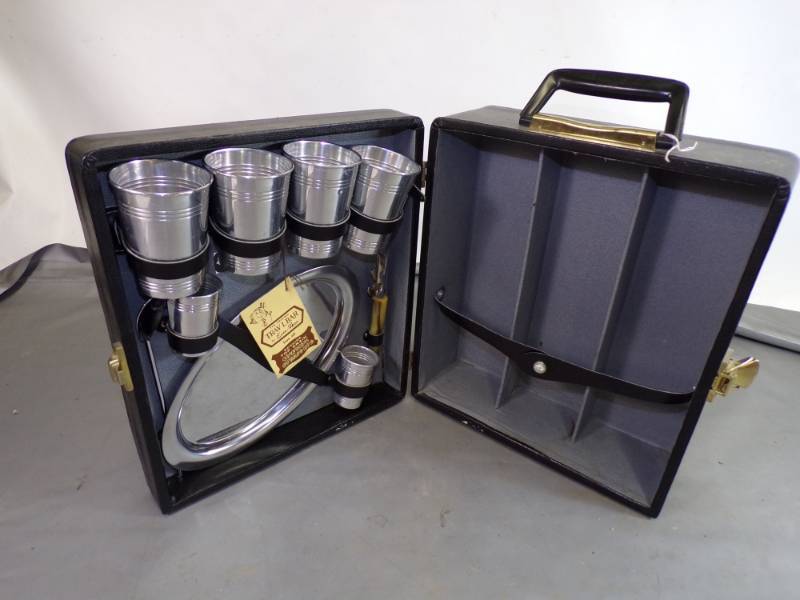 lot 19 image: Travel Bar