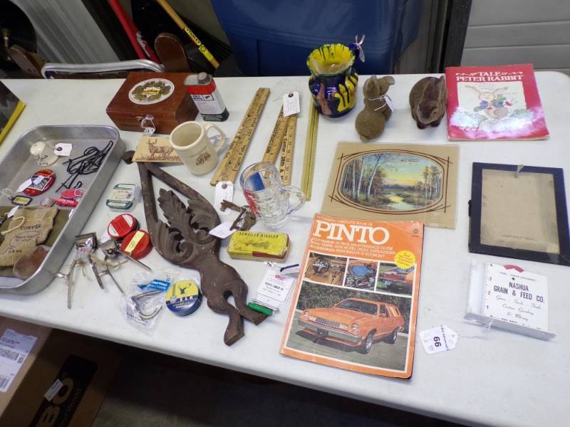 lot 40 image: Lot of Vintage Trinkets including advertising pieces