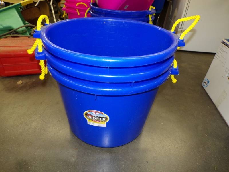 lot 46 image: 3 -  70 Qt. Muck Tub Blue