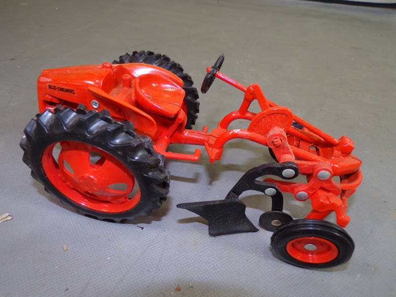 lot 58 image: Allis Chalmers Toy Tractor