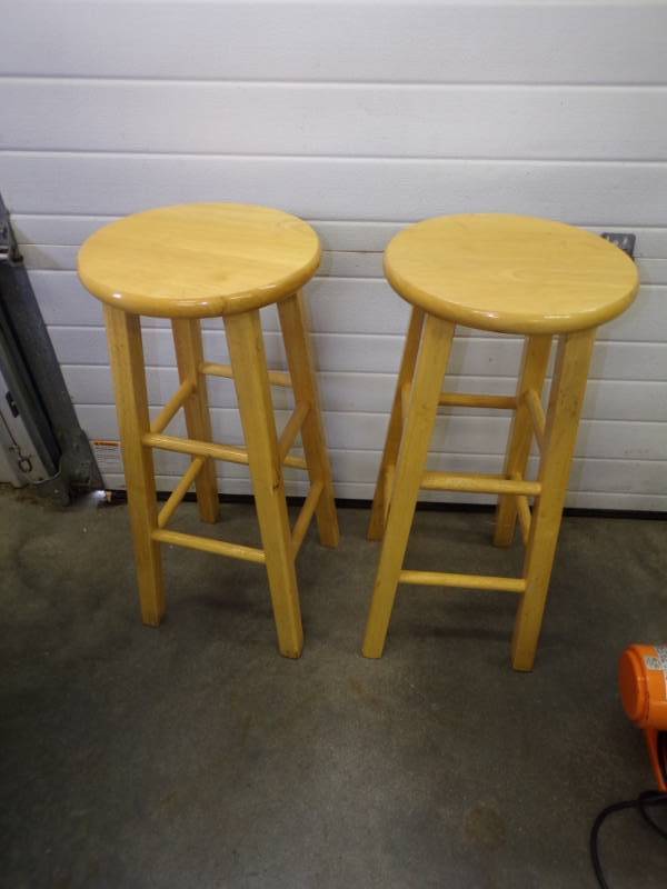 lot 76 image: Pair of Wood Stools