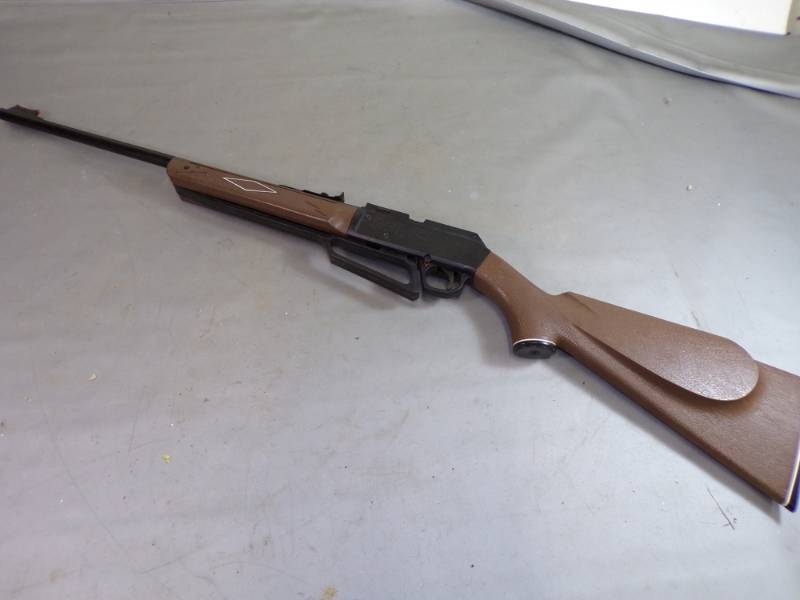 lot 123 image: Daisy Powerline 880 PelletBB Gun
