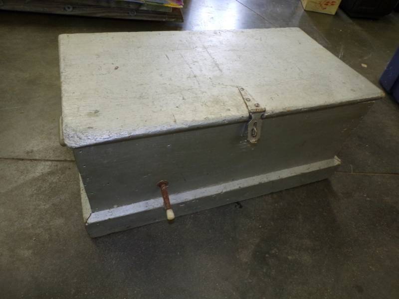 lot 126 image: Wood Trunk