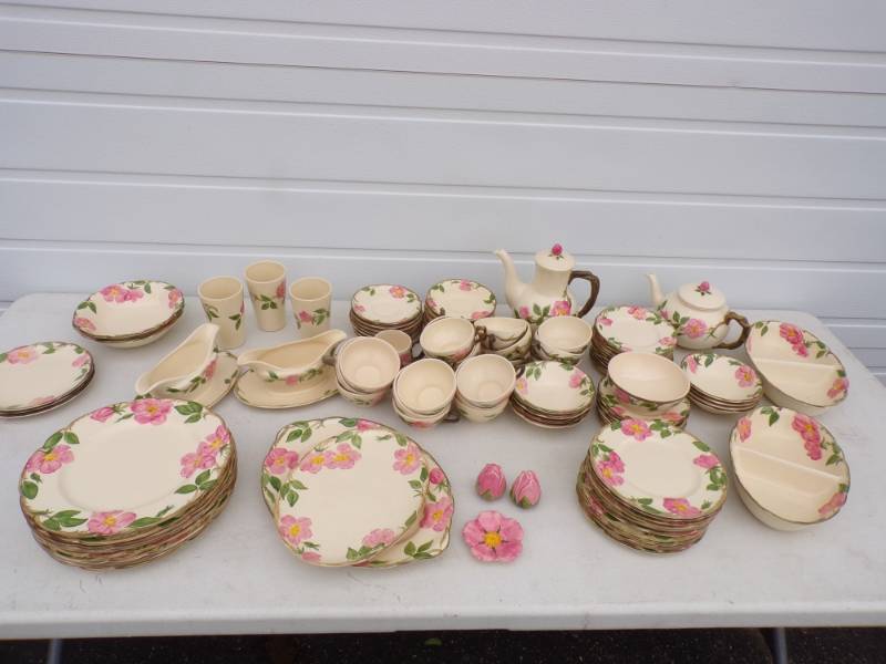 lot 34 image: Fantastic Collection of Franciscan Desert Rose Dinner Ware 80 Pieces
