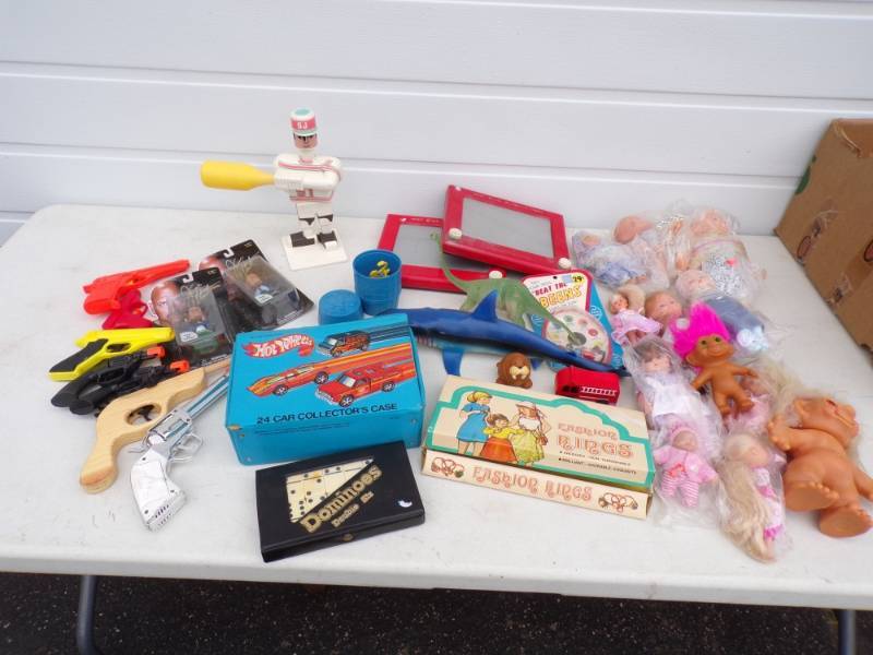lot 51 image: Vintage Toys