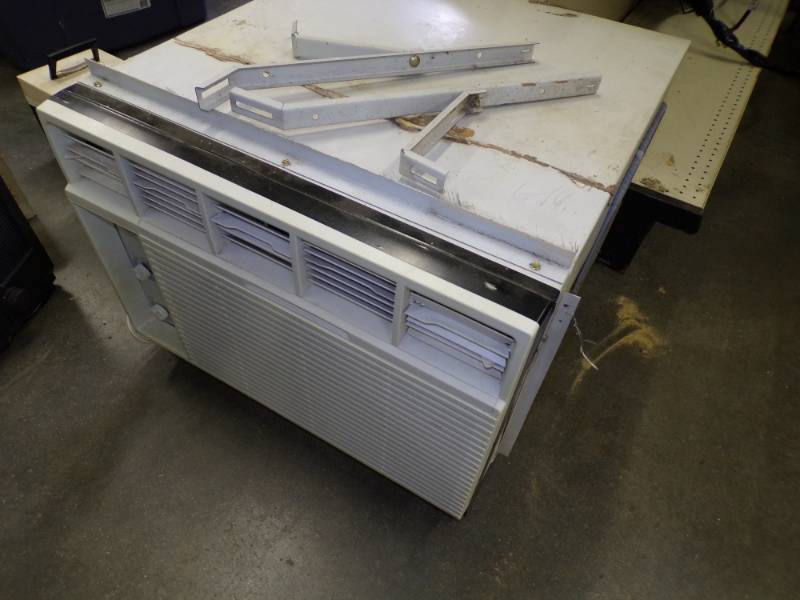 lot 146 image: Large Whirlpool Window Air Conditioner