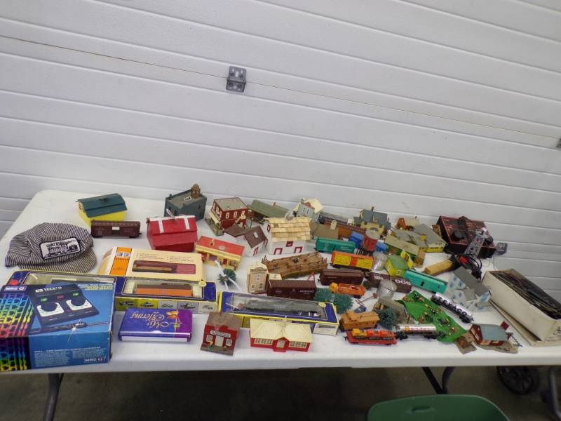 lot 152 image: Huge Lot with Train Set 187 Scale HO with Train, Engine, Controler,Tracks and Building