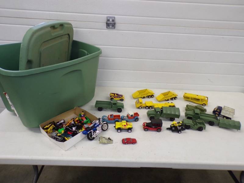 lot 156 image: Vintage Tonka Trucks and other Vintage Plastic Army Vehicles with Tote