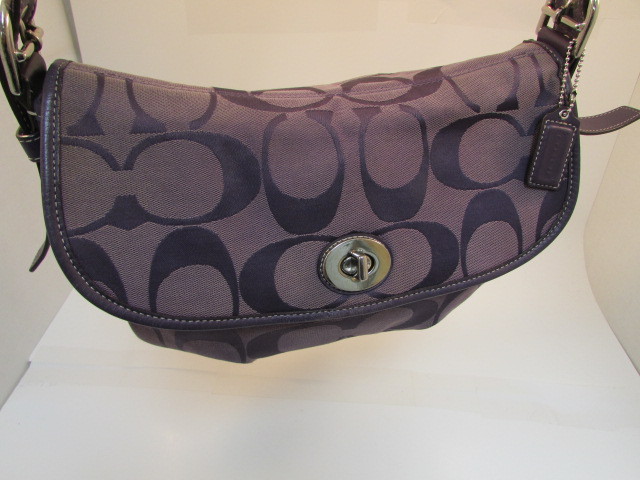 lot 1 image: Coach Purse