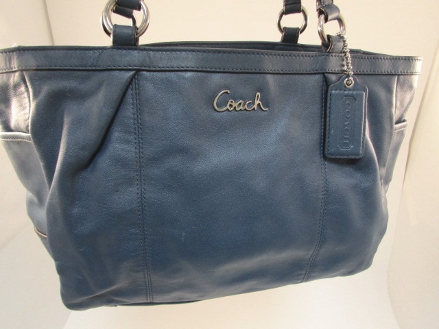 lot 3 image: Coach Purse