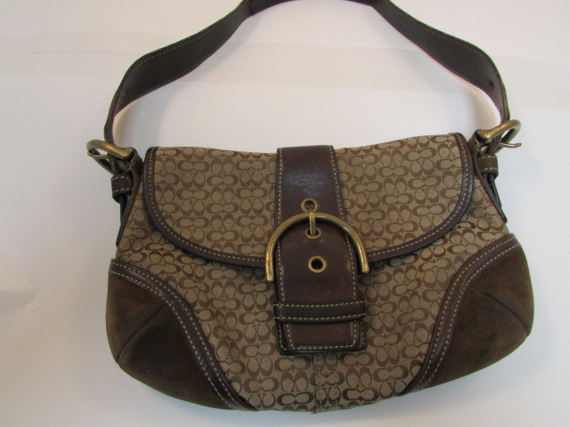 lot 4 image: Coach Purse