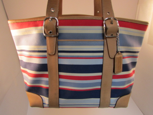 lot 5 image: Coach Purse