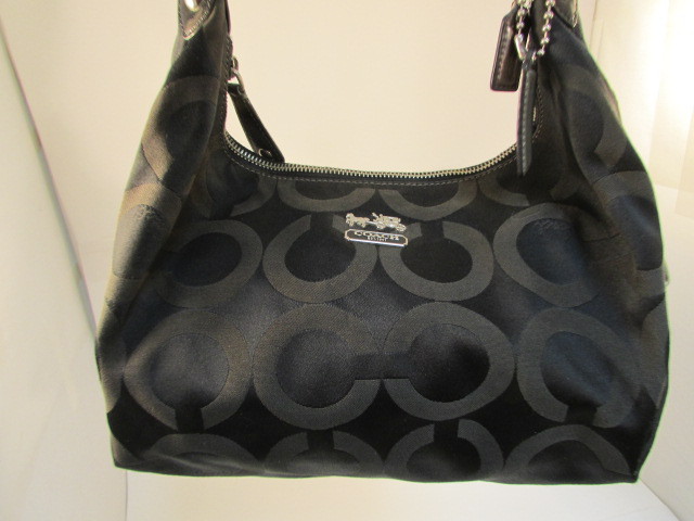 lot 6 image: Coach Purse