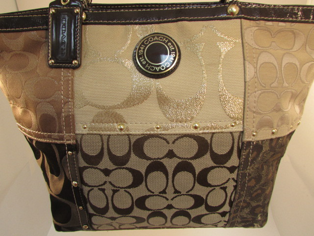 lot 8 image: Coach Purse