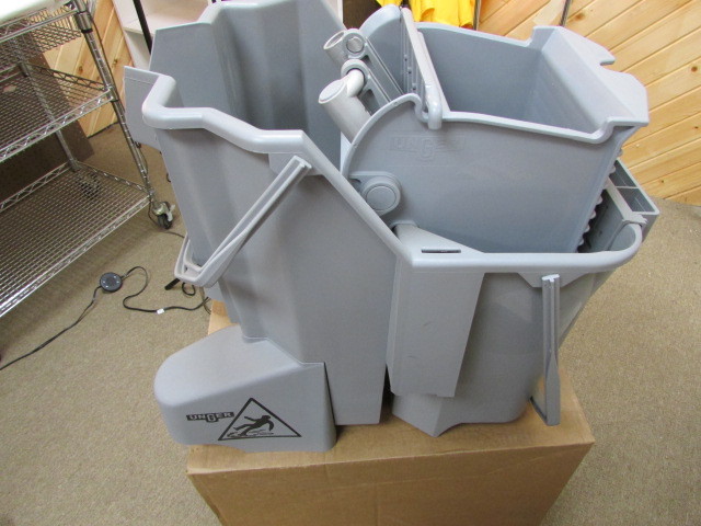 lot 12 image: Unger SmartColor Mop Bucket