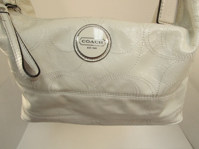 lot 10 image: Coach Purse