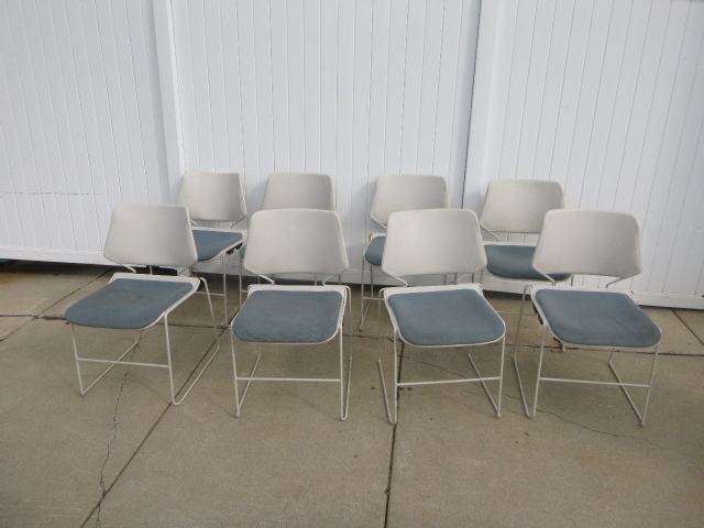 lot 39 image: 8 Restaurant Chairs