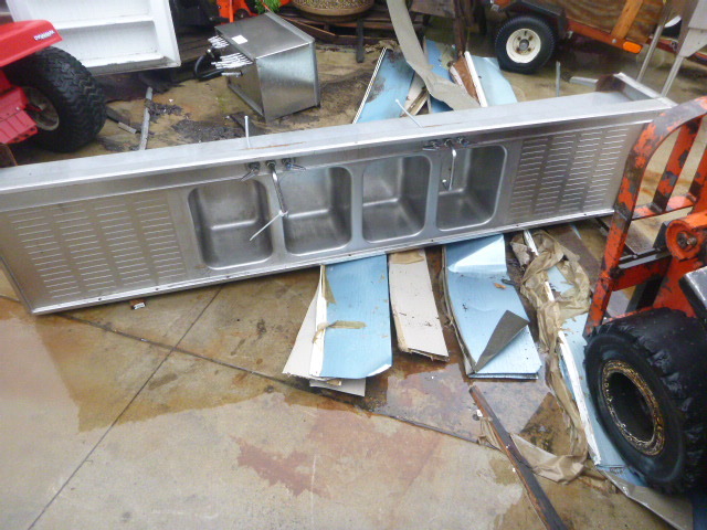 lot 62 image: 4 Bay Under Counter Bar Sink