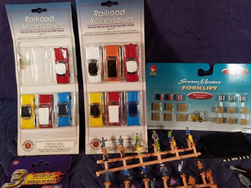 lot 10 image: Model Train Accessories for Exhibit 