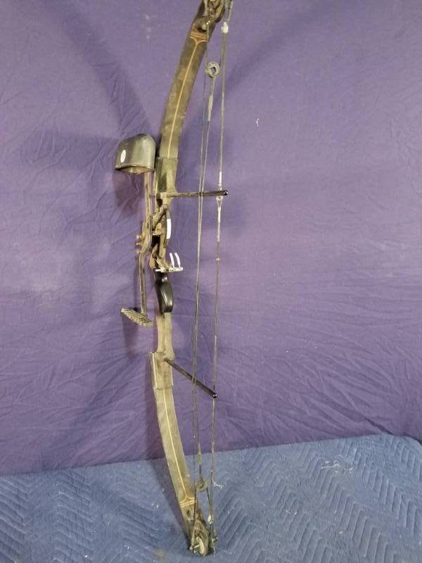 lot 19 image: McPherson Compound Bow 