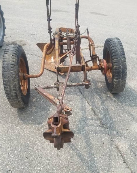 lot 5 image: Allis Chalmers Single Bottom Plow 
