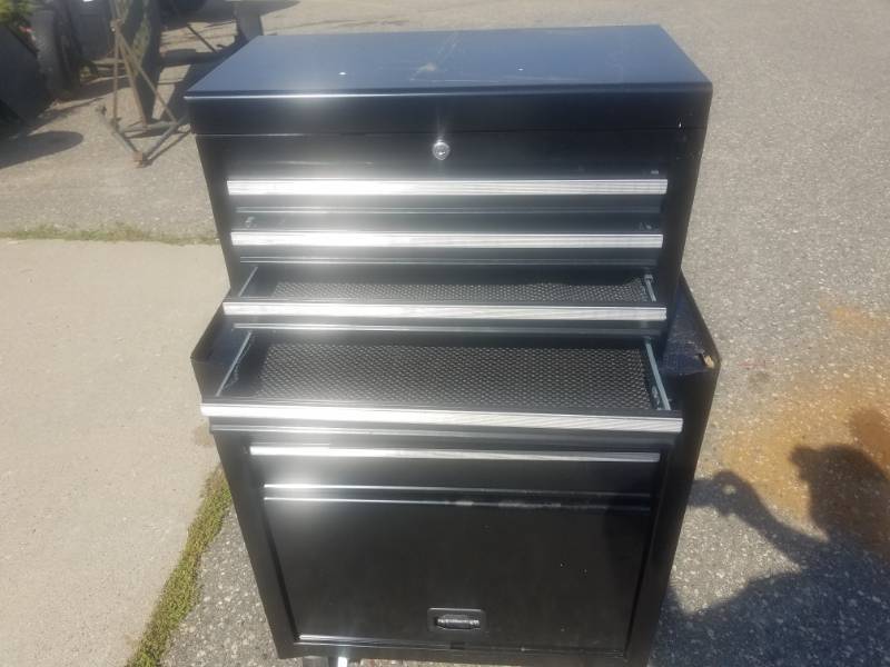 lot 42 image: Craftsman Tool Box