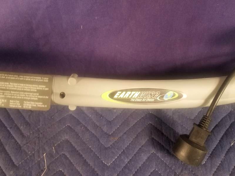 lot 47 image: Earthwise 9 Electric Weed Eater 