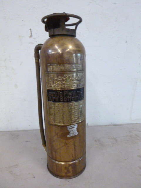 lot 11 image: Vintage Underwriter Laboratories Fire Extinguisher