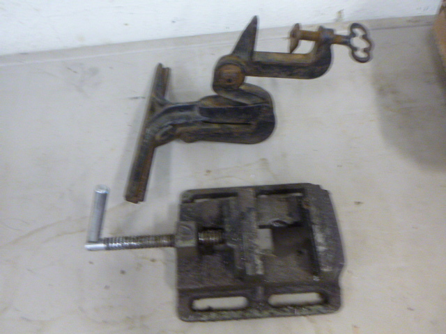 lot 23 image: 2 Vises