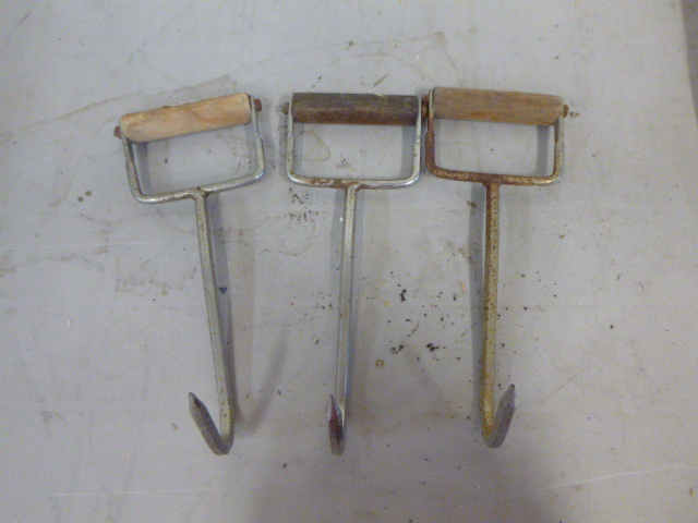 lot 28 image: 3 Meet Hooks