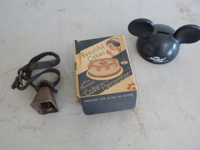 lot 41 image: Vintage Items
