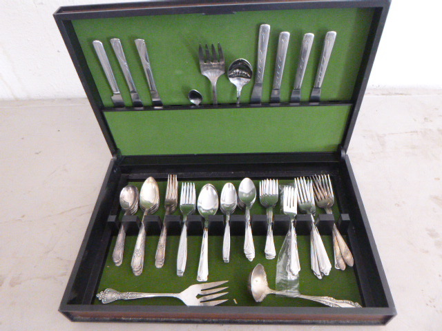 lot 43 image: Silverware in Case
