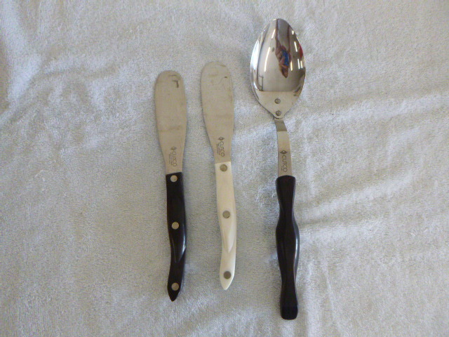lot 44 image: Cutco Spatula Spreaders and Basting Spoon