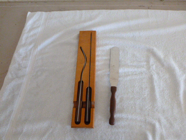 lot 63 image: Cutco Carving Knife and Fork and Spatula Frosting Knife